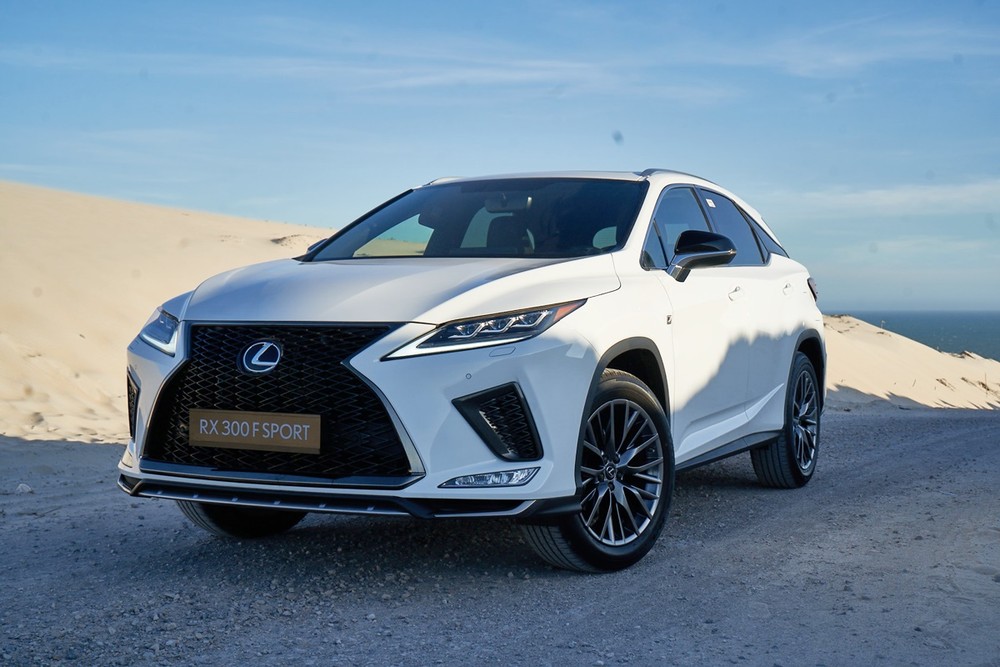 Phần lưới tản nhiệt trên bản F SPORT đặc trưng và khác biệt so với bản thường. Phần lưới tản nhiệt trên bản F SPORT đặc trưng và khác biệt so với bản thường.