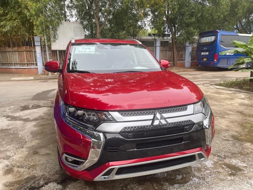 Nhiều chi tiết sơn đen bị loại bỏ khiến ngoại thất của Mitsubishi Outlander 2022 không được khỏe khoắn như đời cũ. Nhiều chi tiết sơn đen bị loại bỏ khiến ngoại thất của Mitsubishi Outlander 2022 không được khỏe khoắn như đời cũ.