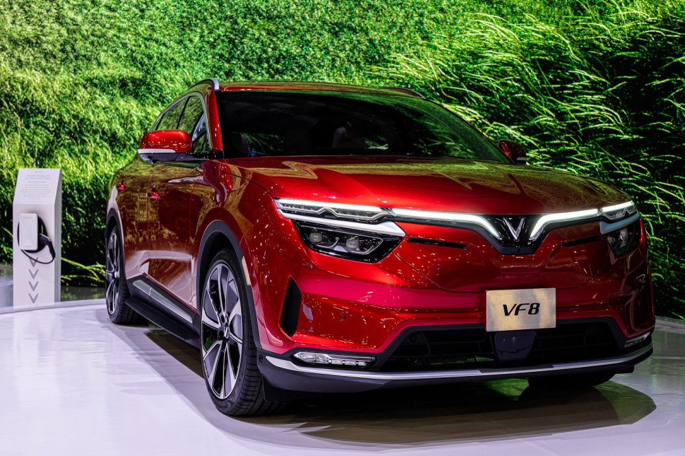 VinFast VF8 được định vị ở phân khúc SUV cỡ D nên phù hợp với nhu cầu của khách Việt hơn VF9, đó là chưa kể giá bán khởi điểm từ 1,057 tỷ và cao nhất chỉ tới 1,237 tỷ đồng. VinFast VF8 được định vị ở phân khúc SUV cỡ D nên phù hợp với nhu cầu của khách Việt hơn VF9, đó là chưa kể giá bán khởi điểm từ 1,057 tỷ và cao nhất chỉ tới 1,237 tỷ đồng.