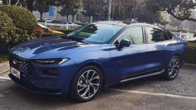 Mondeo 2022 là mẫu sedan đầu tiên của hãng Ford được áp dụng ngôn ngữ thiết kế Potential Energy Aesthetics Mondeo 2022 là mẫu sedan đầu tiên của hãng Ford được áp dụng ngôn ngữ thiết kế Potential Energy Aesthetics