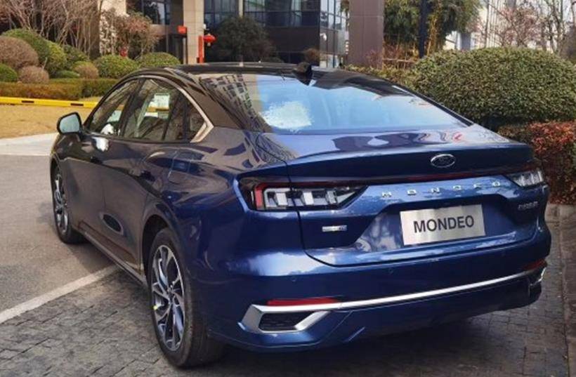 Ford Mondeo 2022 nhìn từ đằng sau Ford Mondeo 2022 nhìn từ đằng sau
