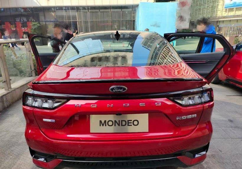 Ford Mondeo ST Line 2022 có nhiều chi tiết ngoại thất màu đen Ford Mondeo ST Line 2022 có nhiều chi tiết ngoại thất màu đen