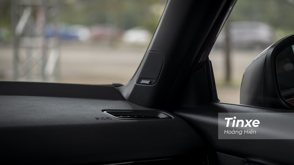 Trên Honda Civic RS 2022, người lái xe còn được tận hưởng dàn âm thanh cao cấp BOSE với 12 loa.