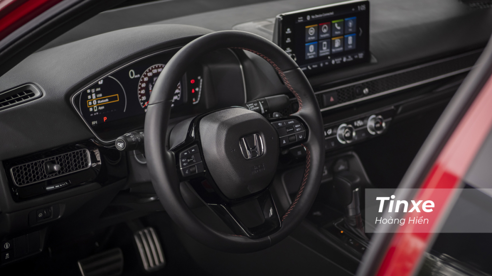 Vô-lăng trên Honda Civic 2022 vẫn là loại 3 chấu thể thao nhưng có thiết kế vuông vắn và tích hợp thêm nhiều nút điều khiển của hệ thống an toàn chủ động Honda Sensing. Phía sau vẫn có lẫy gẩy số vô-lăng để hỗ trợ người lái.