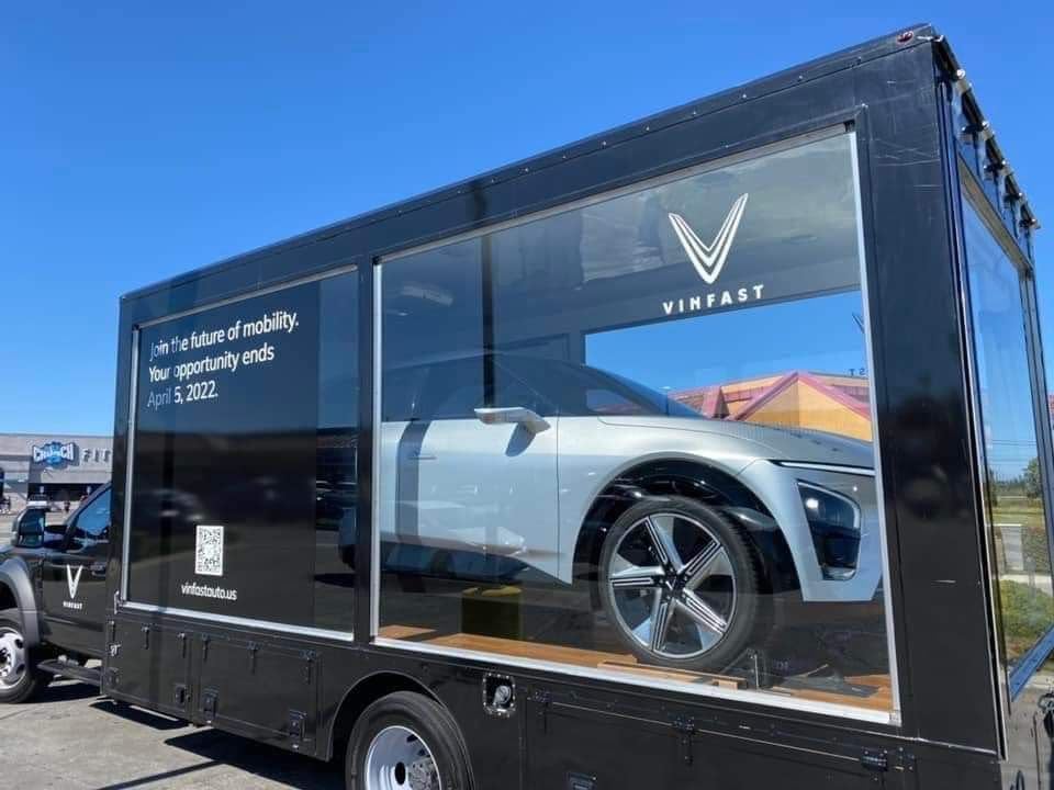 Sau triển lãm Điện tử Tiêu dùng CES 2022, VinFast lựa chọn hình thức Roadshow nhằm quảng bá dải sản phẩm xe điện tới khách hàng nước Mỹ. Sau triển lãm Điện tử Tiêu dùng CES 2022, VinFast lựa chọn hình thức Roadshow nhằm quảng bá dải sản phẩm xe điện tới khách hàng nước Mỹ.