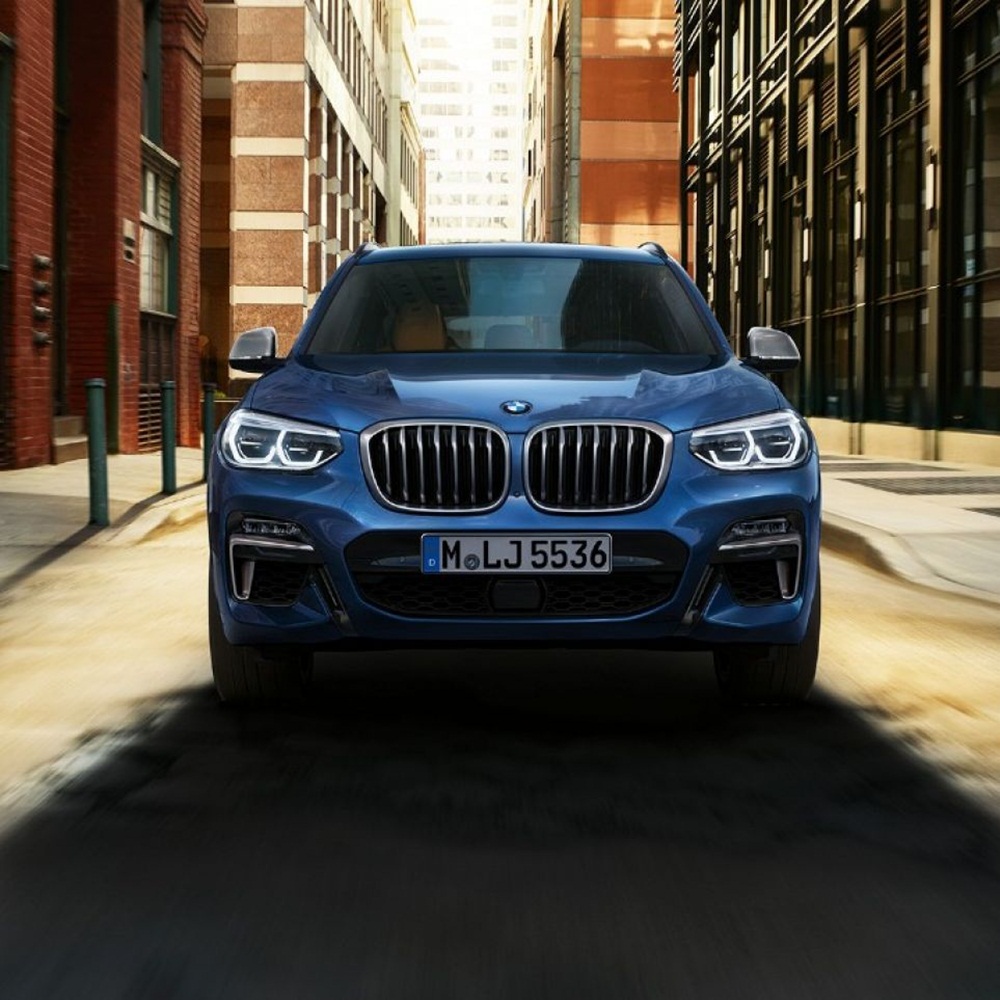 Đầu xe nổi bật với lưới tản nhiệt hình quả thận đặc trưng của BMW. Đầu xe nổi bật với lưới tản nhiệt hình quả thận đặc trưng của BMW.