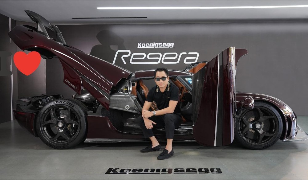 Hoàng Kim Khánh chụp ảnh cùng Koenigsegg Regera lúc xe còn ở Campuchia Hoàng Kim Khánh chụp ảnh cùng Koenigsegg Regera lúc xe còn ở Campuchia