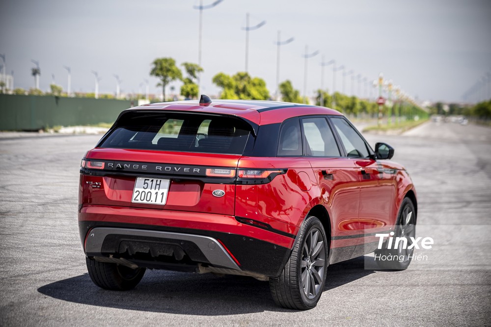 Cửa cốp sau của Range Rover Velar cũng là loại đóng mở tự động thông qua nút bấm. Mở cửa này ra, chúng ta sẽ thấy khoang hành lý có thể tích 834 lít và có thể mở rộng đến 1.075 lít nếu gập hàng ghế thứ 2. Cửa cốp sau của Range Rover Velar cũng là loại đóng mở tự động thông qua nút bấm. Mở cửa này ra, chúng ta sẽ thấy khoang hành lý có thể tích 834 lít và có thể mở rộng đến 1.075 lít nếu gập hàng ghế thứ 2.