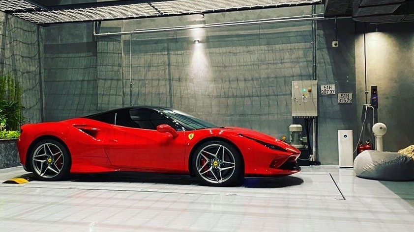 Chiếc siêu xe Ferrari F8 Tributo của Cường Đô-la hiện đã được dán lại nóc đen