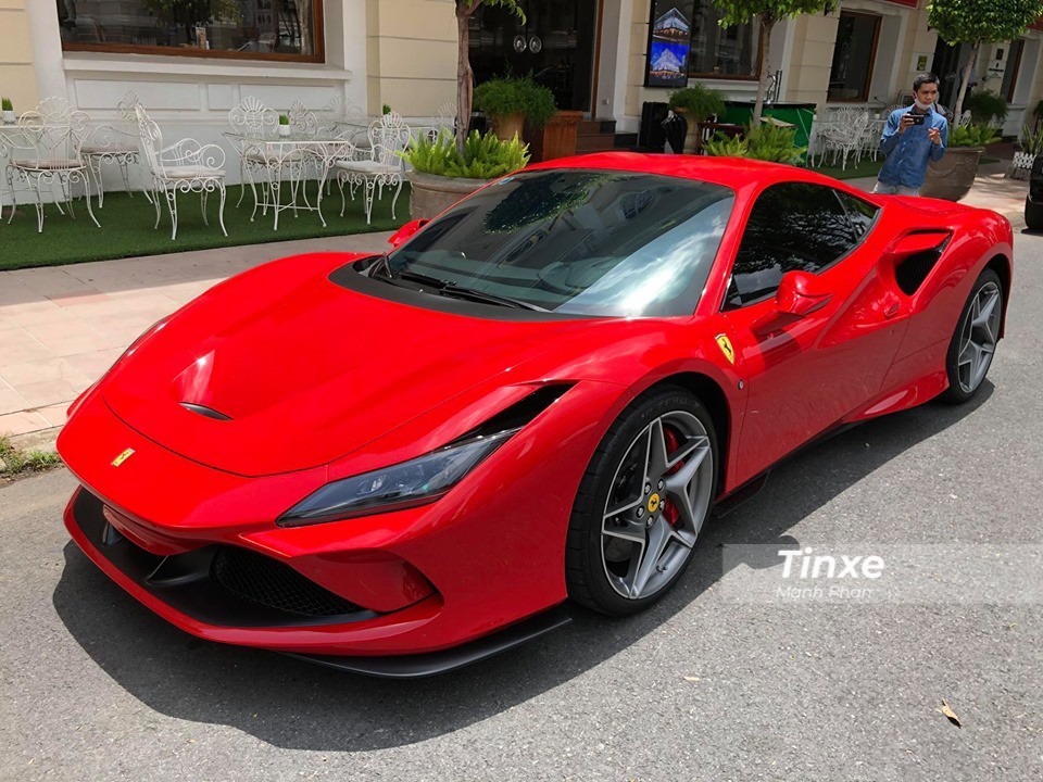 Cận cảnh siêu xe Ferrari F8 Tributo của Cường Đô-la lúc mới về nước