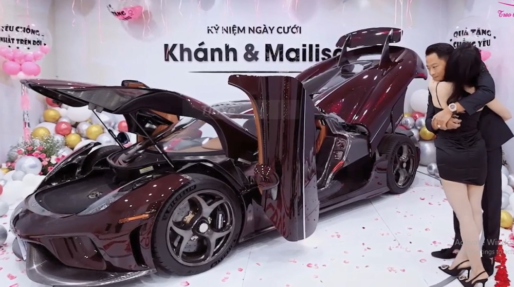 Hoàng Kim Khánh và vợ bên cạnh Koenigsegg Regera sau gần 1 năm mua xe qua hình thức online Hoàng Kim Khánh và vợ bên cạnh Koenigsegg Regera sau gần 1 năm mua xe qua hình thức online