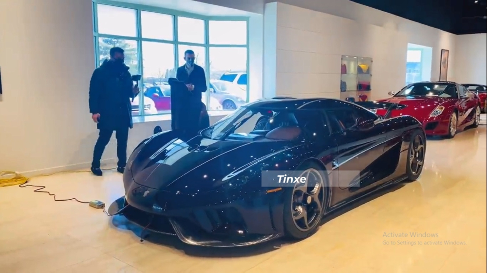 Bạn thân của Hoàng Kim Khánh đang gọi điện thoại để đại gia này xem siêu phẩm Koenigsegg Regera trình diễn tính năng Bạn thân của Hoàng Kim Khánh đang gọi điện thoại để đại gia này xem siêu phẩm Koenigsegg Regera trình diễn tính năng Autoskin