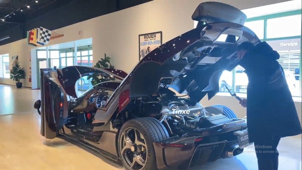 Người bạn này giới thiệu tất cả những đặc điểm thú vị nhất của xe Koenigsegg Regera này cho đại gia quận 12 chiêm ngưỡng qua màn hình điện thoại Người bạn này giới thiệu tất cả những đặc điểm thú vị nhất của xe Koenigsegg Regera này cho đại gia quận 12 chiêm ngưỡng qua màn hình điện thoại