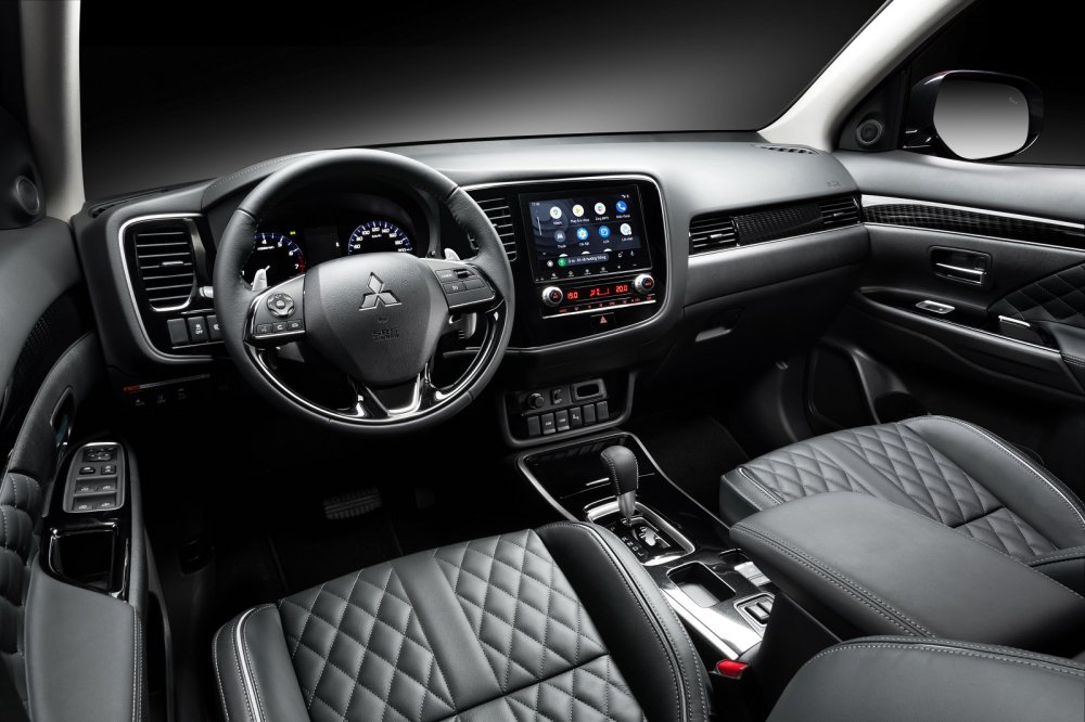 Nội thất 2 phiên bản của Mitsubishi Outlander 2022 đều được bọc da nhưng bản cao cấp sẽ có họa tiết “sang chảnh” hơn. Nội thất 2 phiên bản của Mitsubishi Outlander 2022 đều được bọc da nhưng bản cao cấp sẽ có họa tiết “sang chảnh” hơn.