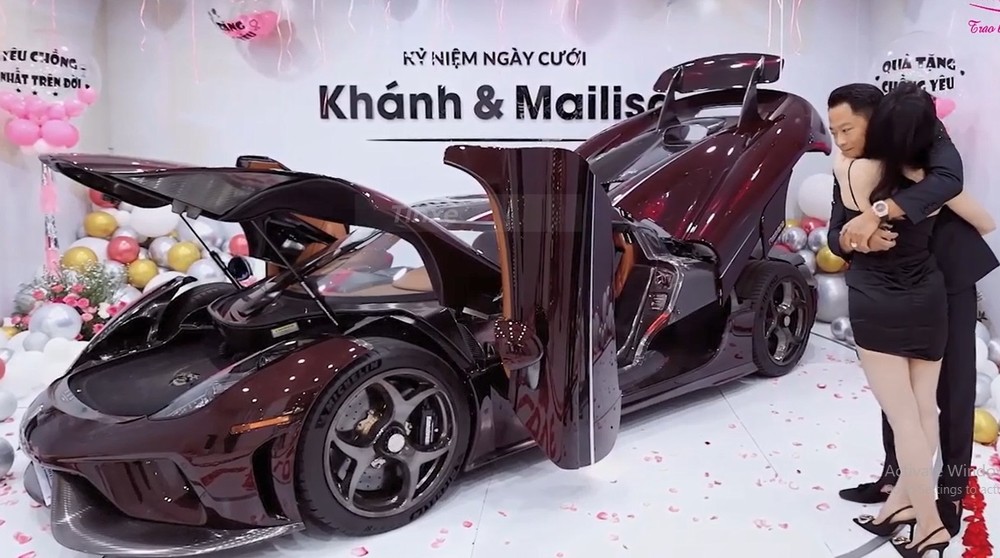 Koenigsegg Regera của Hoàng Kim Khánh có màu đỏ carbon Koenigsegg Regera của Hoàng Kim Khánh có màu đỏ carbon