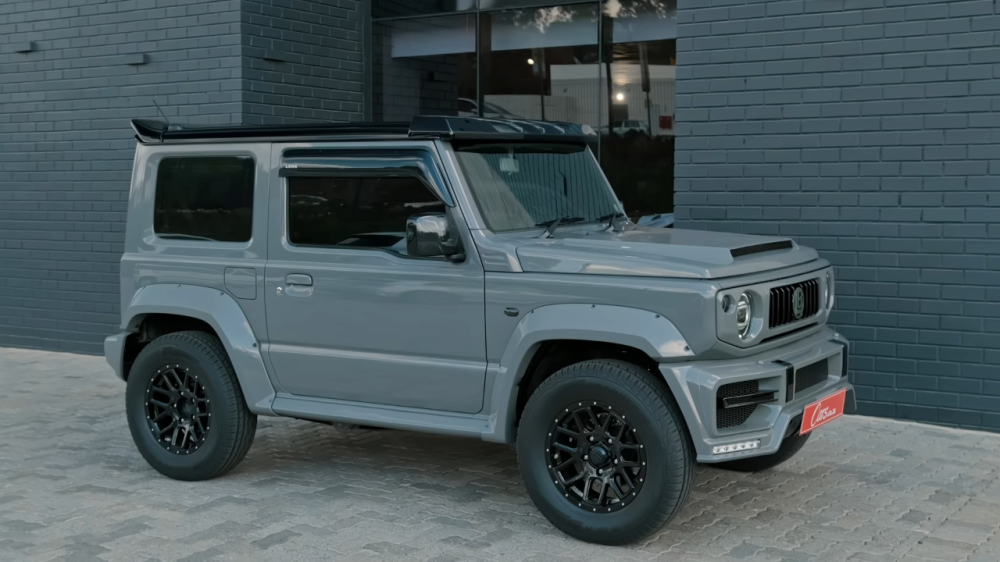 Phía trước của chiếc Suzuki Jimny độ Liberty Walk Phía trước của chiếc Suzuki Jimny độ Liberty Walk