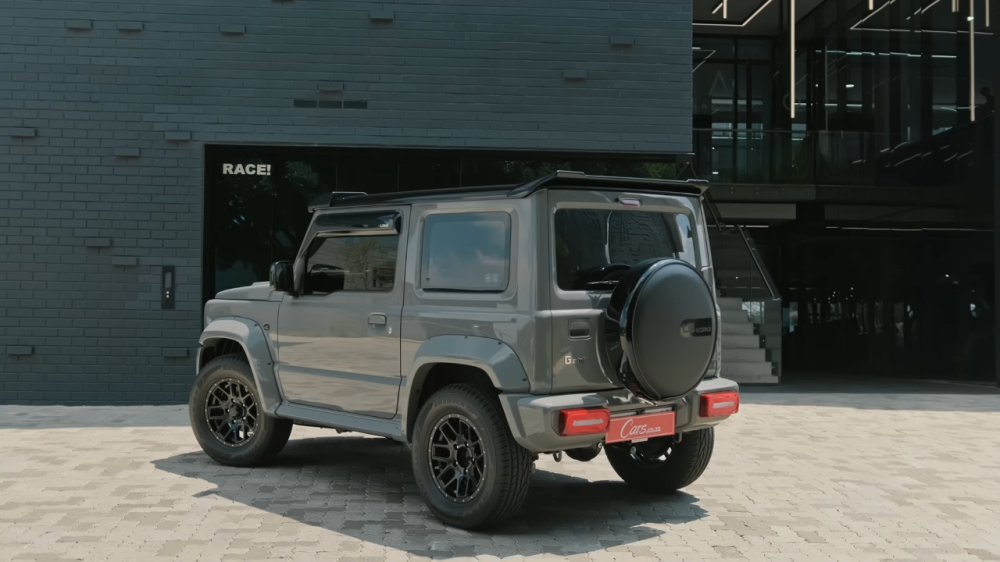 Phía sau của chiếc Suzuki Jimny độ Liberty Walk Phía sau của chiếc Suzuki Jimny độ Liberty Walk