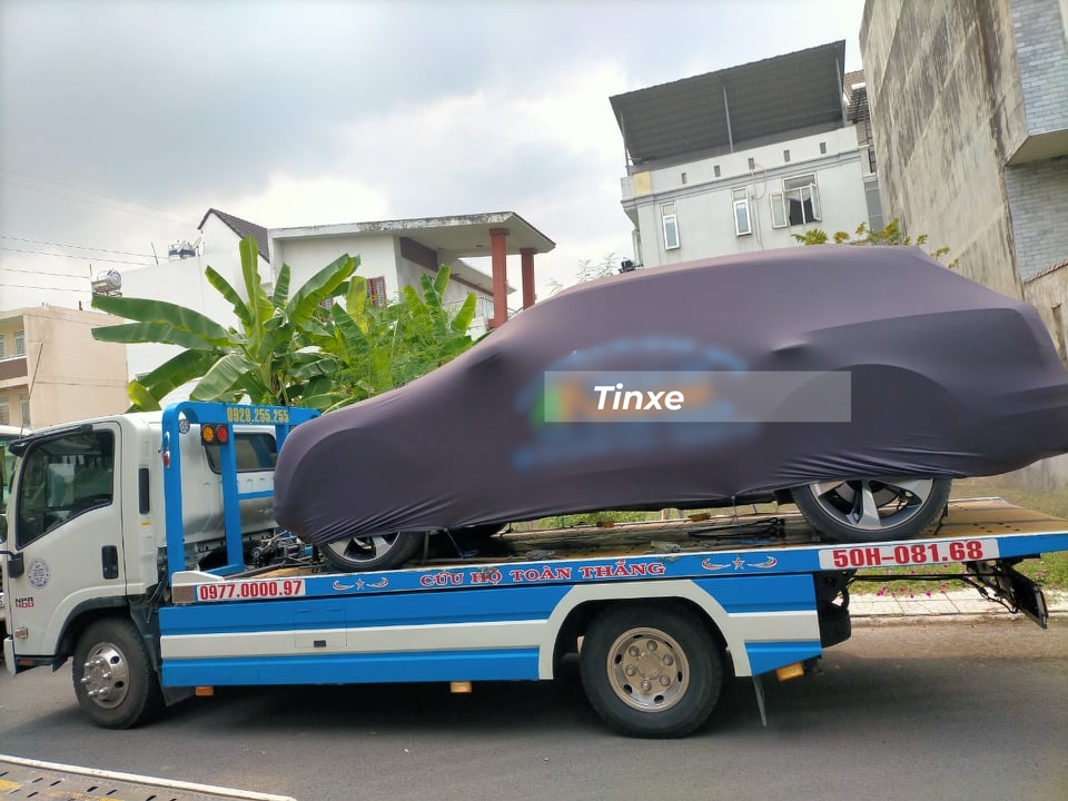 Chiếc xe Bentley Bentayga V8 trên xe cứu hộ Chiếc xe Bentley Bentayga V8 trên xe cứu hộ