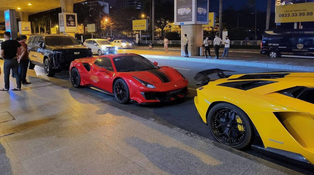 Lamborghini Aventador S LP740-4 màu vàng, Ferrari 488 Pista Spider màu đỏ và Cadillac Escalade ESV Sport  Lamborghini Aventador S LP740-4 màu vàng, Ferrari 488 Pista Spider màu đỏ và Cadillac Escalade ESV Sport