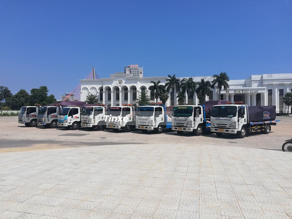 Đoàn xe cứu hộ xếp hàng dài tại đường 2/9 thành phố Đà Nẵng