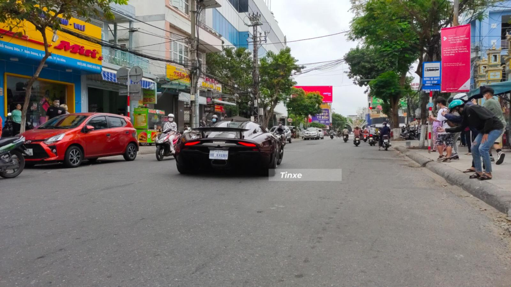 Đây là 1 trong 80 siêu xe megacar Koenigsegg Regera được sản xuất trên toàn thế giới và đại gia Hoàng Kim Khánh là người Việt đầu tiên để hữu mẫu xe này. Giá xe Koenigsegg Regera tại nước ngoài từ 43 tỷ đồng nhưng vợ của Hoàng Kim Khánh cho biết phải chi ra số tiền gần 200 tỷ đồng để sở hữu siêu phẩm này. Đây là 1 trong 80 siêu xe megacar Koenigsegg Regera được sản xuất trên toàn thế giới và đại gia Hoàng Kim Khánh là người Việt đầu tiên để hữu mẫu xe này. Giá xe Koenigsegg Regera tại nước ngoài từ 43 tỷ đồng nhưng vợ của Hoàng Kim Khánh cho biết phải chi ra số tiền gần 200 tỷ đồng để sở hữu siêu phẩm này.