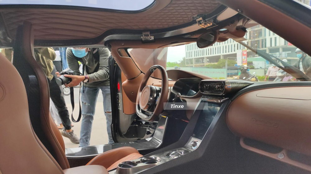 Nội thất xe Koenigsegg Regera của Hoàng Kim Khánh. Koenigsegg Regera được trang bị hệ dẫn động hybrid bao gồm động cơ máy xăng V8, Biturbo, dung tích 5.0 lít kệt hợp cùng 3 mô-tơ điện. Công suất tổng cộng trên siêu xe Koenigsegg Regera là 1.500 mã lực nên chắc chắn là siêu xe đắt và mạnh nhất tại Việt Nam. Mô-men xoắn cực đại của Koenigsegg Regera sẽ là 2.000 Nm. Nội thất xe Koenigsegg Regera của Hoàng Kim Khánh. Koenigsegg Regera được trang bị hệ dẫn động hybrid bao gồm động cơ máy xăng V8, Biturbo, dung tích 5.0 lít kệt hợp cùng 3 mô-tơ điện. Công suất tổng cộng trên siêu xe Koenigsegg Regera là 1.500 mã lực nên chắc chắn là siêu xe đắt và mạnh nhất tại Việt Nam. Mô-men xoắn cực đại của Koenigsegg Regera sẽ là 2.000 Nm.