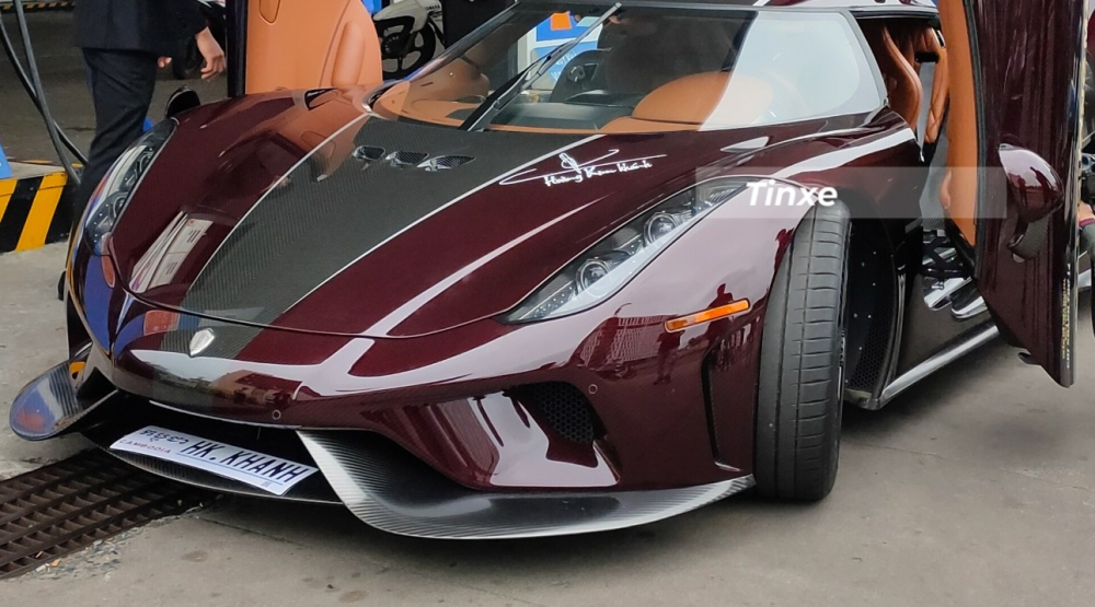 Biển số xe Koenigsegg Regera mang tên của Hoàng Kim Khánh và trên nắp capô, đại gia này cũng ký tên lên siêu phẩm megacar mình sở hữu. Biển số xe Koenigsegg Regera mang tên của Hoàng Kim Khánh và trên nắp capô, đại gia này cũng ký tên lên siêu phẩm megacar mình sở hữu.