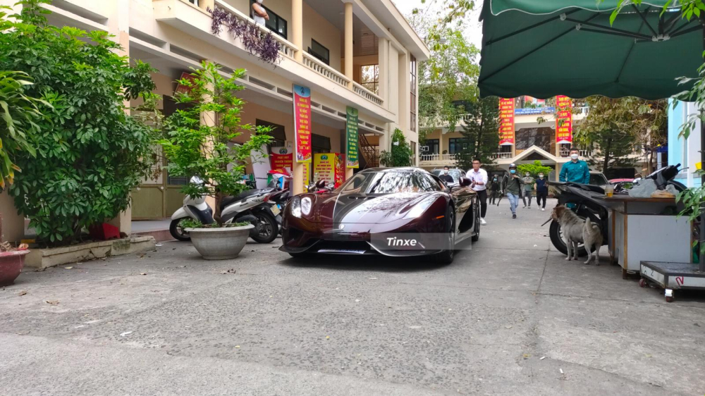 Dù có mặt tại Đà Nẵng vào trưa ngày 4 tháng 3 năm 2022, tuy nhiên, Hoàng Kim Khánh vẫn cho Koenigsegg Regera nằm trên xe chuyên dụng và trùm bạt cho đến sáng hôm nay mới được tháo bạt. Sau gần 1 tiếng vật lộn với siêu phẩm Koenigsegg Regera, Hoàng Kim Khánh cũng đã chính thức cầm lái mẫu siêu xe triệu đô đắt đỏ từ Ủy ban nhân dân phường Nam Dương để tiến ra ngoài đường và di chuyển về địa điểm tập kết đang có 1 dàn siêu xe xếp hàng dài trên đường Nguyễn Văn Linh. Dù có mặt tại Đà Nẵng vào trưa ngày 4 tháng 3 năm 2022, tuy nhiên, Hoàng Kim Khánh vẫn cho Koenigsegg Regera nằm trên xe chuyên dụng và trùm bạt cho đến sáng hôm nay mới được tháo bạt. Sau gần 1 tiếng vật lộn với siêu phẩm Koenigsegg Regera, Hoàng Kim Khánh cũng đã chính thức cầm lái mẫu siêu xe triệu đô đắt đỏ từ Ủy ban nhân dân phường Nam Dương để tiến ra ngoài đường và di chuyển về địa điểm tập kết đang có 1 dàn siêu xe xếp hàng dài trên đường Nguyễn Văn Linh.