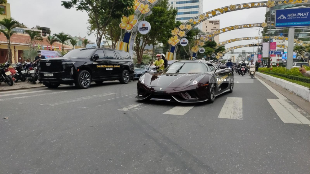 Số tiền mà vợ chồng Hoàng Kim Khánh bỏ ra để sở hữu siêu phẩm nhà Koenigsegg không được tiết lộ nhưng giá xe Koenigsegg Regera lúc mới xuất xưởng vào khoảng 1,9 triệu đô la chưa đi kèm các tùy chọn, ước tính khách hàng sở hữu xe Koenigsegg Regera phải bỏ ra ít nhất 2,2 triệu đô la nếu mua xe từ nhà máy và khi mua từ đại lý sẽ có chênh lệch cao hơn. Số tiền mà vợ chồng Hoàng Kim Khánh bỏ ra để sở hữu siêu phẩm nhà Koenigsegg không được tiết lộ nhưng giá xe Koenigsegg Regera lúc mới xuất xưởng vào khoảng 1,9 triệu đô la chưa đi kèm các tùy chọn, ước tính khách hàng sở hữu xe Koenigsegg Regera phải bỏ ra ít nhất 2,2 triệu đô la nếu mua xe từ nhà máy và khi mua từ đại lý sẽ có chênh lệch cao hơn.