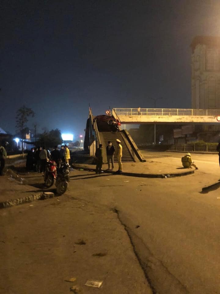 Ô tô Kia Morning lao lên cầu vượt dành cho người đi bộ Ô tô Kia Morning lao lên cầu vượt dành cho người đi bộ