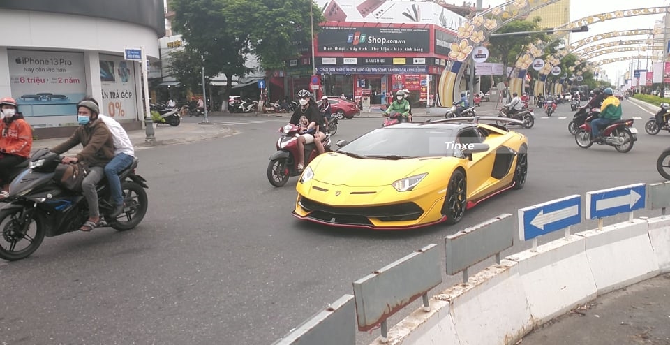 Lamborghini Aventador SVJ Roadster chạy trên đường phố Đà Nẵng Lamborghini Aventador SVJ Roadster chạy trên đường phố Đà Nẵng