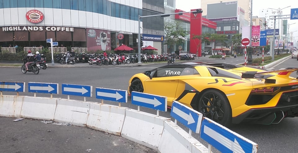 Xe mang màu sơn vàng rất đẹp mắt Xe mang màu sơn vàng rất đẹp mắt