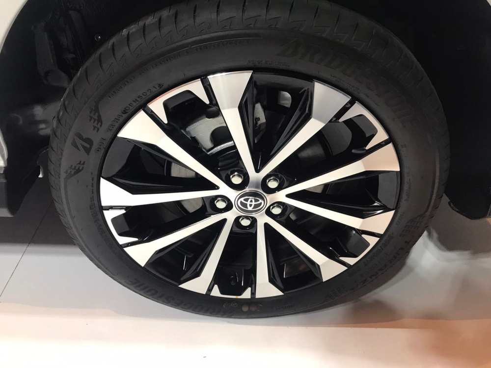 Toyota Veloz Cross 2022 dùng vành hợp kim 17 inch ở bản cao cấp