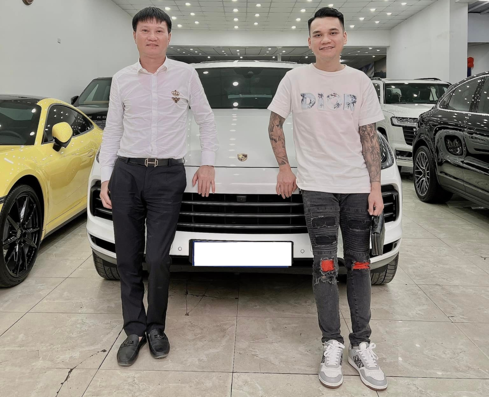 Sau bài hit làm mưa làm gió trên Tik Tok, Khắc Việt tậu Porsche Cayenne giá hơn 4,8 tỷ đồng