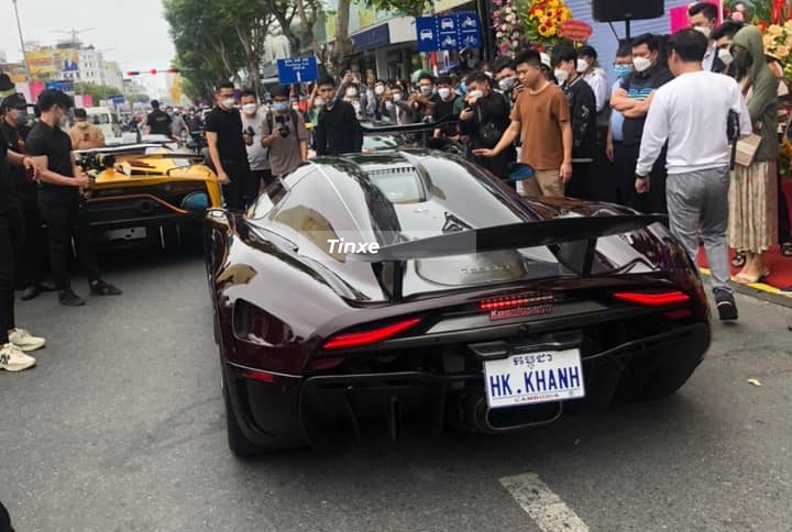 Koenigsegg Regera của Hoàng Kim Khánh mang biển số Campuchia và tên của chủ xe cũng xuất hiện như 1 sự cá nhân hóa. Koenigsegg Regera của Hoàng Kim Khánh mang biển số Campuchia và tên của chủ xe cũng xuất hiện như 1 sự cá nhân hóa.