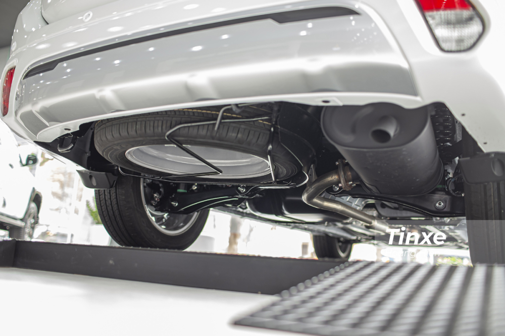 Lốp dự phòng của xe được đặt bên dưới gầm xe, nhờ thế khoảng không phía trên hàng ghế thứ 3 sẽ thoáng hơn một chút. Lốp dự phòng của xe được đặt bên dưới gầm xe, nhờ thế khoảng không phía trên hàng ghế thứ 3 sẽ thoáng hơn một chút.