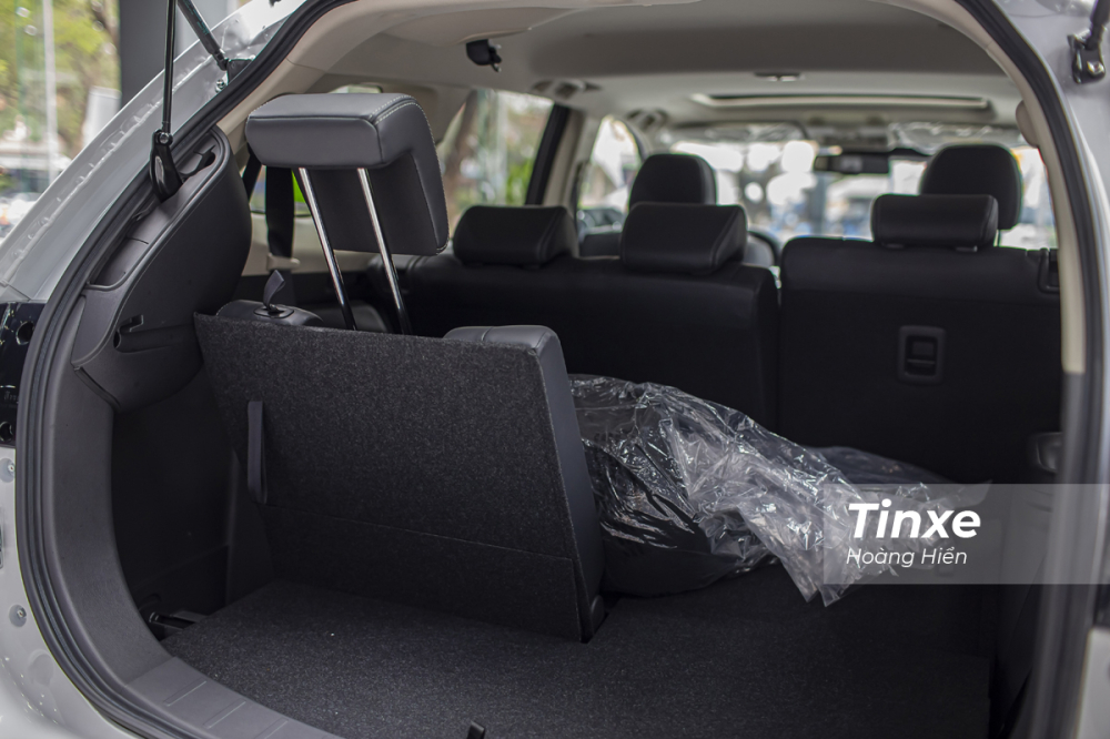 Hàng ghế thứ 3 của Mitsubishi Outlander chỉ vừa đủ ngồi và khi sử dụng thì sẽ còn rất ít chỗ để hành lý. Hàng ghế thứ 3 của Mitsubishi Outlander chỉ vừa đủ ngồi và khi sử dụng thì sẽ còn rất ít chỗ để hành lý.
