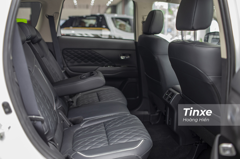 Hàng ghế thứ hai của Mitsubishi Outlander 2022 vẫn rất rộng rãi Hàng ghế thứ hai của Mitsubishi Outlander 2022 vẫn rất rộng rãi