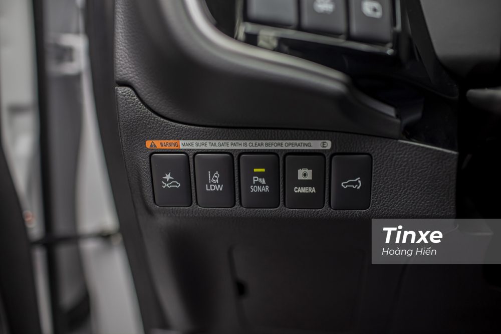 Về trang bị an toàn, Mitsubishi Outlander 2022 có hệ thống cảnh báo và hỗ trợ giữ làn đường, phanh chủ động giảm thiểu va chạm, .... Về trang bị an toàn, Mitsubishi Outlander 2022 có hệ thống cảnh báo và hỗ trợ giữ làn đường, phanh chủ động giảm thiểu va chạm, ....