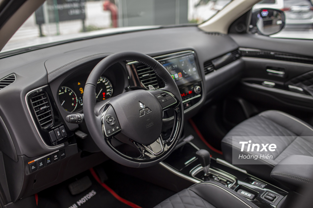 Xe được trang bị vô-lăng ba chấu quen thuộc với các tính năng như kiểm soát hành tình và nổi bật với lẫy gẩy số sau vô-lăng. Xe được trang bị vô-lăng ba chấu quen thuộc với các tính năng như kiểm soát hành tình và nổi bật với lẫy gẩy số sau vô-lăng.