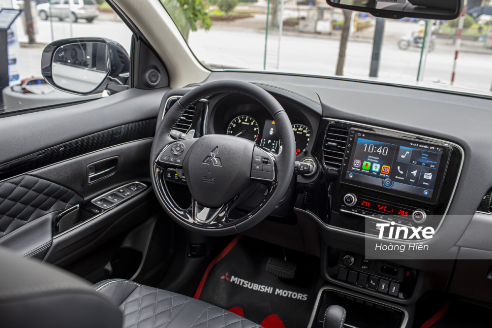 Khoang lái của Mitsubishi Outlander 2022 mặc dù khá đầy đủ tiện nghi nhưng về mặt thiết kế vẫn rất thực dụng. Khoang lái của Mitsubishi Outlander 2022 mặc dù khá đầy đủ tiện nghi nhưng về mặt thiết kế vẫn rất thực dụng.