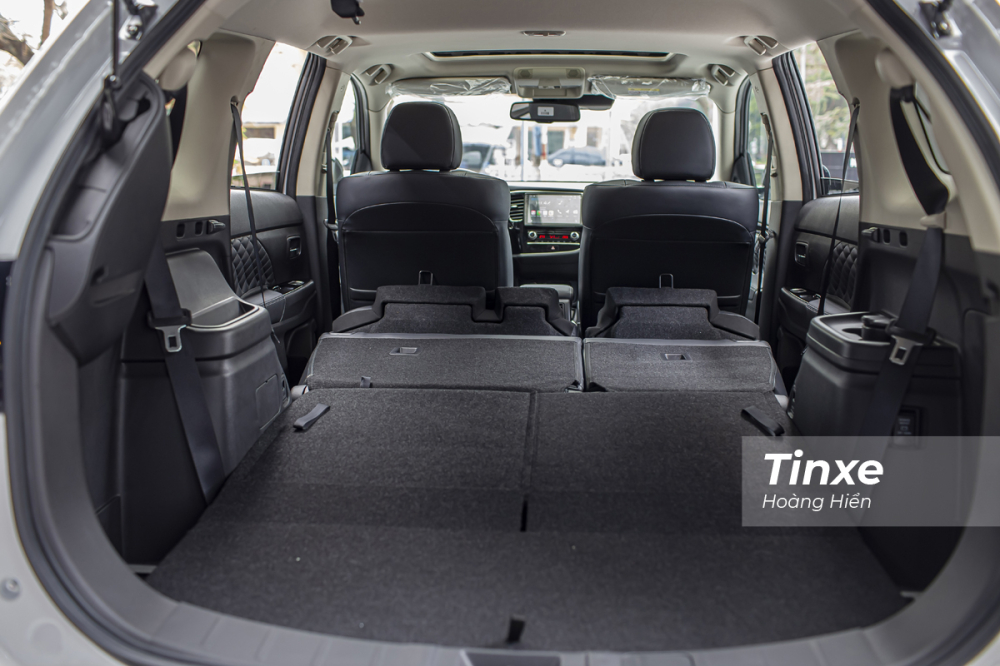 Thế nhưng khi gập ghế xuống thì phần sàn xe Mitsubishi Outlander 2022 lại phẳng, tạo một không gian hành lý rất rộng rãi và thuận tiện. Thế nhưng khi gập ghế xuống thì phần sàn xe Mitsubishi Outlander 2022 lại phẳng, tạo một không gian hành lý rất rộng rãi và thuận tiện.
