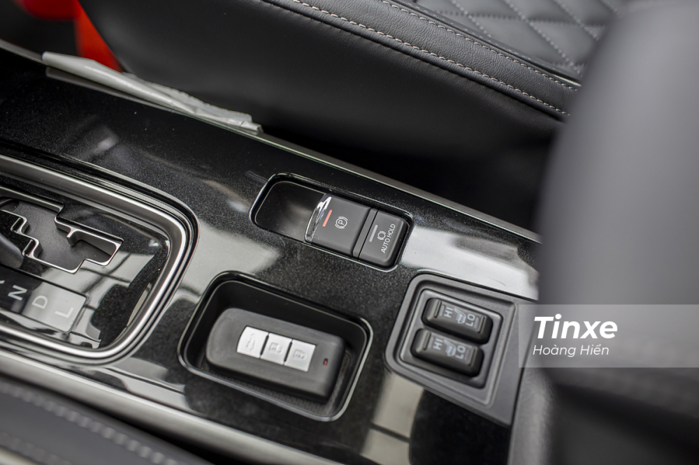 Một số tiện nghi nổi bật của Mitsubishi Outlander 2022 có thể kể đến như sưởi và làm mát ghế, phanh tay điện tử và phanh tay tự động. Một số tiện nghi nổi bật của Mitsubishi Outlander 2022 có thể kể đến như sưởi và làm mát ghế, phanh tay điện tử và phanh tay tự động.