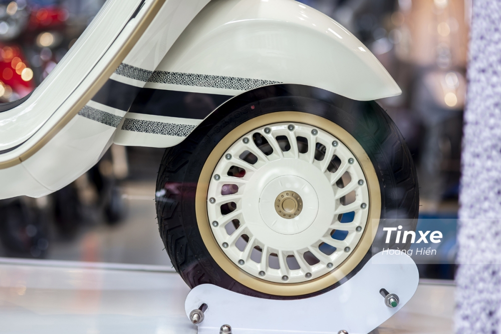 Vespa 946 Christian Dior được trang bị bộ vành màu trắng kết hợp viền mạ vàng đồng rất nổi bật. Vespa 946 Christian Dior được trang bị bộ vành màu trắng kết hợp viền mạ vàng đồng rất nổi bật.