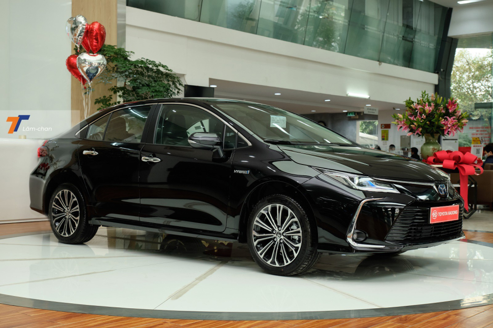 Khả năng tiết kiệm nhiên liệu ấn tượng khiến Toyota Corolla Altis 1.8HEV 2022 nhận được nhiều sự chú ý của khách Việt. Khả năng tiết kiệm nhiên liệu ấn tượng khiến Toyota Corolla Altis 1.8HEV 2022 nhận được nhiều sự chú ý của khách Việt.