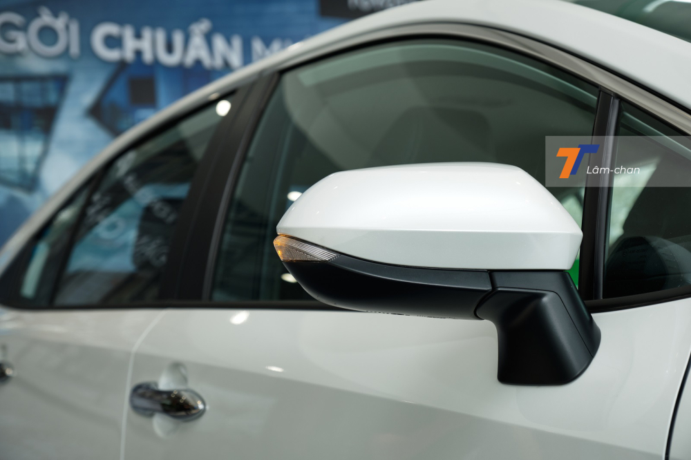 Gương chiếu hậu trên bản 1.8V của Toyota Corolla Altis 2022 có chỉnh/gập điện nhưng không có tính năng tự động điều chỉnh khi lùi như bản 1.8HEV. Gương chiếu hậu trên bản 1.8V của Toyota Corolla Altis 2022 có chỉnh/gập điện nhưng không có tính năng tự động điều chỉnh khi lùi như bản 1.8HEV.