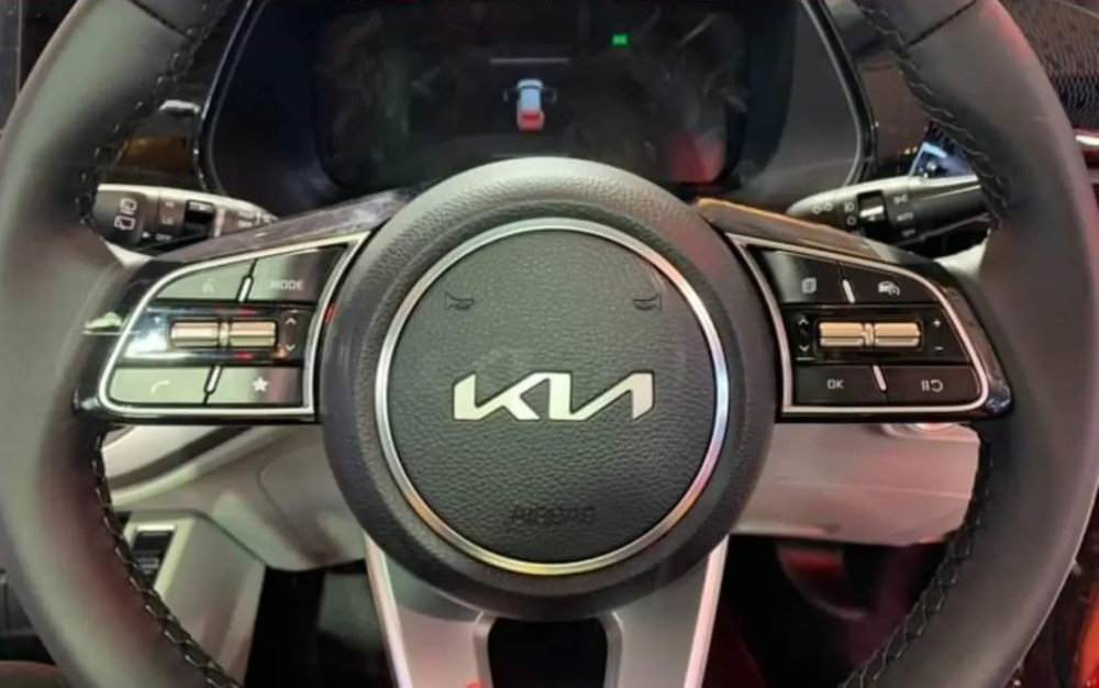 Vô lăng và bảng đồng hồ kỹ thuật số của Kia Carens 2022 Vô lăng và bảng đồng hồ kỹ thuật số của Kia Carens 2022