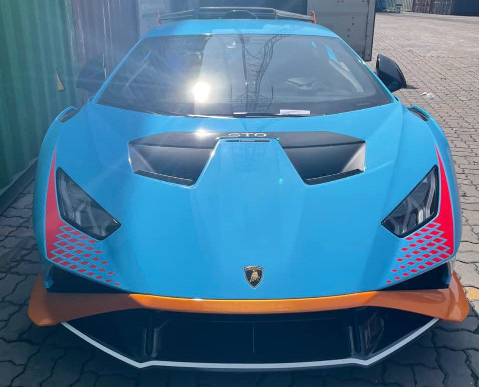 Xuất hiện hình ảnh khui công siêu xe Lamborghini Huracan STO tại Việt Nam