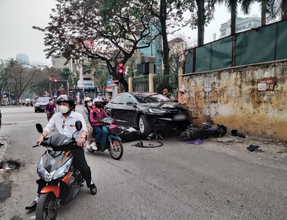 SUV an toàn nhất thế giới Tesla Model X tông hàng loạt xe máy tại Hà Nội SUV an toàn nhất thế giới Tesla Model X tông hàng loạt xe máy tại Hà Nội