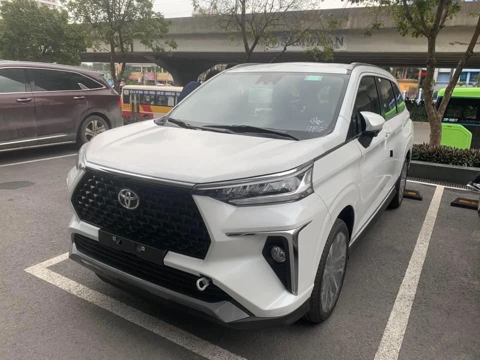 Toyota Veloz Cross 2022 tiếp tục được hé lộ thêm hình ảnh tại đại lý. Toyota Veloz Cross 2022 tiếp tục được hé lộ thêm hình ảnh tại đại lý.